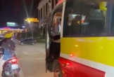 T//ài x/ế cố tình mở cửa xe buýt va vào xe máy chở t/r/ẻ nhỏ