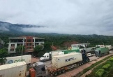 Hàng trăm phương tiện 'kẹt cứng' đoạn Cửa khẩu Cha Lo vì đường ở Lào hư hỏng