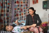Xót xa người mẹ chăm con trai bị teo cơ bẩm sinh