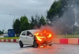 Ô tô bốc cháy dữ dội khi đang di chuyển, tài xế may mắn thoát nạn