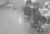 CLIP: Nam bác sĩ đuổi mọi người ra ngoài rồi c/h/é/m đồng nghiệp trong phòng khám