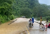 Mưa lớn, nhiều đoạn đường ở miền núi Quảng Bình bị ngập