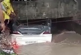 Ô tô rơi xuống kênh, 4 người trong một gia đình tử vong