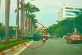 Xe tải ngang nhiên leo qua dải phân cách để quay đầu