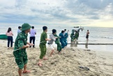 Hà Tĩnh: Chìm tàu du lịch, hàng chục du khách hoảng loạn nh/ảy xuống biển
