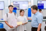 Về kiểm tra cơ sở, Chủ tịch UBND tỉnh Quảng Trị trao giấy kết hôn và tặng quà đôi vợ chồng trẻ