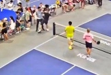 VĐV pickleball dùng vợt đánh thẳng vào đầu trọng tài