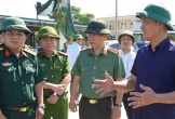 Công an Quảng Trị bám sát cơ sở cùng nhân dân chống bão