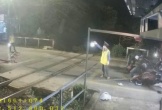 CLIP: Xe máy tông gãy rào chắn đường sắt khi tàu sắp qua ở Đồng Nai