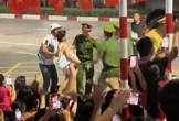 Người mẹ ôm con cầu cứu giữa phố Hà Nội phong tỏa diễu binh