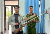 Giật mình vì “hàng nóng” xuất hiện trong nhà, 2 thanh niên vội đến công an