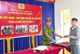 Người dân ở xã vùng quê Quảng Trị tự nguyện giao nộp nhiều loại vũ khí