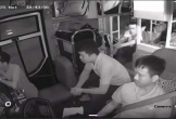 Phẫn nộ nam hành khách đ/á/n/h tài xế xe đường dài khi đang lưu thông