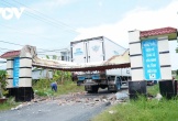 Xe tải tông sập cổng chào xã ở Cà Mau