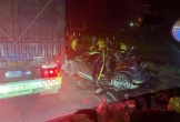 Đang chờ đèn đỏ, ô tô 7 chỗ bị xe tải tông bẹp dúm khiến 3 người thương vong