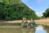 Bộ đội Biên phòng cõng học sinh vượt suối đón khai giảng năm học mới