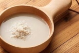 Tận dụng nước vo gạo để cải thiện tình trạng móng tay yếu