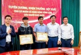 Khen thưởng hai cha con cứu vớt 5 người trong vụ lật thuyền trên sông Gianh