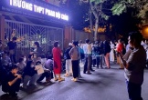 Hàng trăm phụ huynh xếp hàng giành suất vào lớp 10 cho con