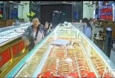 Người đàn ông bịt kín mặt xông vào tiệm vàng với nhiều hành động lạ