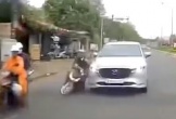 CLIP: Bức xúc với tài xế xe con gây tai nạn rồi bỏ chạy