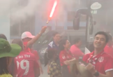 Cầu thủ Hải Phòng dính pháo sáng của CĐV đội nhà