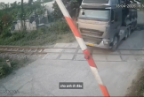 Xe đầu kéo liều lĩnh vượt qua đường sắt khi barie đang hạ xuống ở Quảng Trị