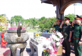 Đoàn sĩ quan trẻ Quân đội Lào dâng hương tại Thành cổ Quảng Trị