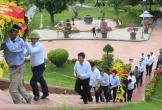 Bộ trưởng Xây dựng dâng hương tưởng niệm các anh hùng liệt sĩ tại Quảng Trị