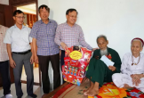 Đồng chí Lê Đức Tiến, Phó Chủ tịch UBND tỉnh thăm, tặng quà người có công với cách mạng