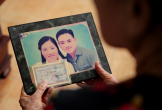 Cha mãi ở tuổi 29 trong tấm ảnh cưới, con gái gần 60 năm đi tìm