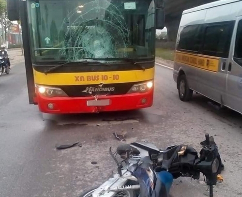 chiếc xe buýt vỡ kính trước sau va chạm