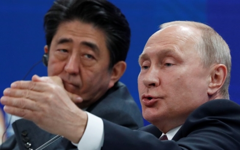 Thủ tướng Nhật Bản Abe (trái) và Tổng thống Nga Putin